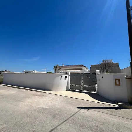 Salento Villa Con Due Unita Abitative Indipendenti E Giardino A Due Passi Dal Mare *