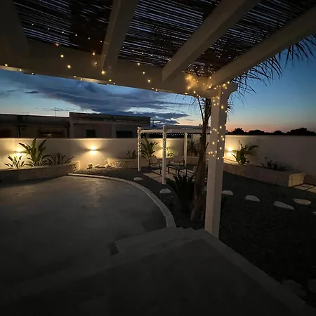 Salento Villa Con Due Unita Abitative Indipendenti E Giardino A Due Passi Dal Mare Villa Torre Ovo